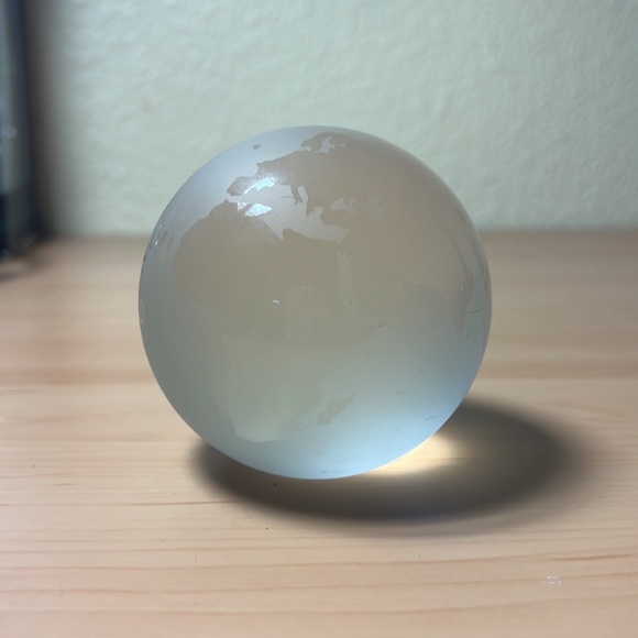 Vintage Hallmark Glass Globe "Take On The World" Paperweight - Picture 2 of 7